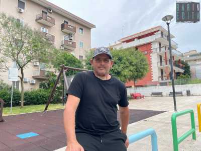 �Sono nato nel quartiere Libert�, ma in tenera et� sono venuto a vivere qua � esordisce �. Sono cos� cresciuto nel Villaggio, cercando di portare sempre pace e serenit�. Perch� il mio obiettivo � che tutti siano uniti, come in una grande famiglia�